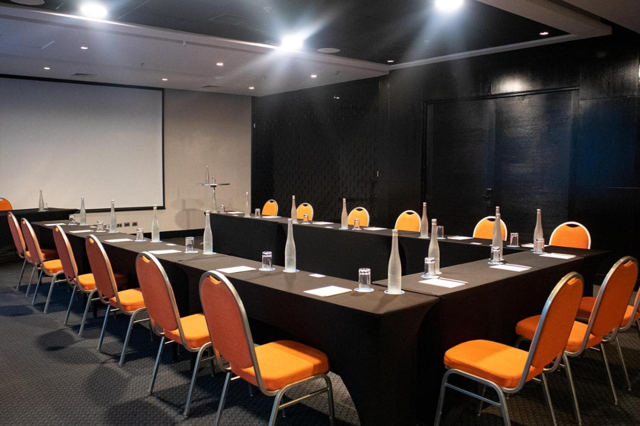 Wyndham Santiago Pettra Hotel Bagian luar foto Meeting room at the hotel