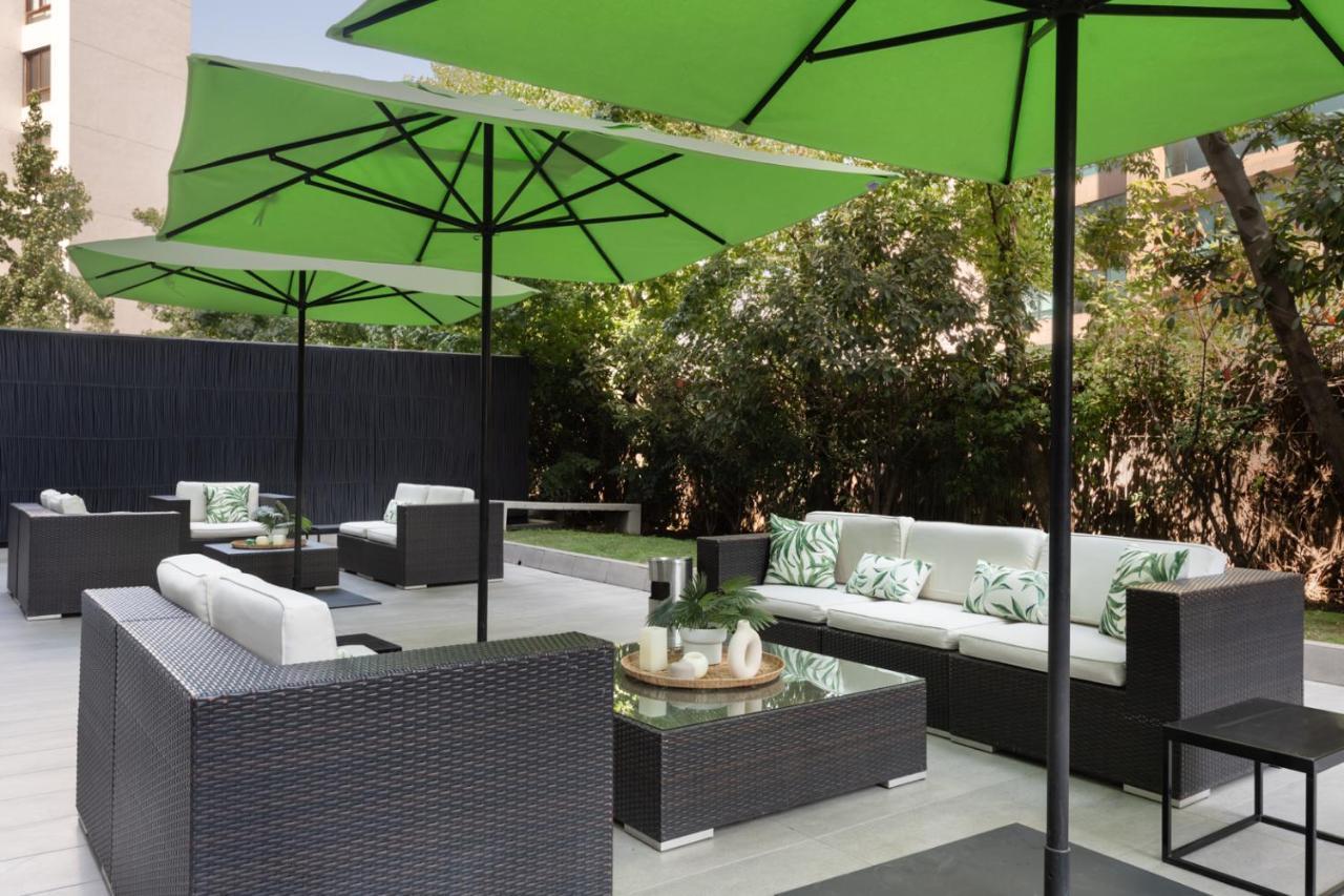 Wyndham Santiago Pettra Hotel Bagian luar foto Outdoor furniture