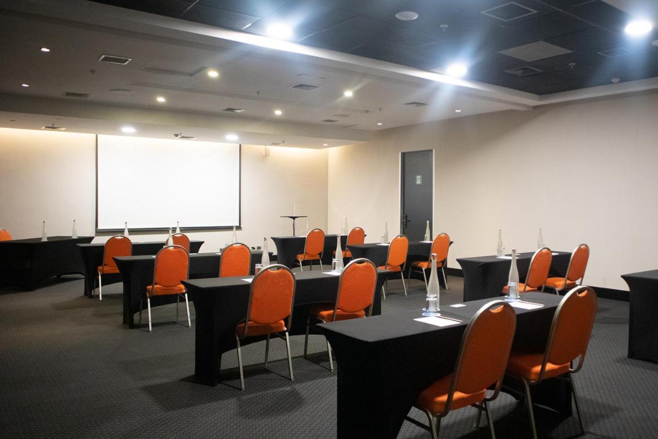 Wyndham Santiago Pettra Hotel Bagian luar foto Meeting room
