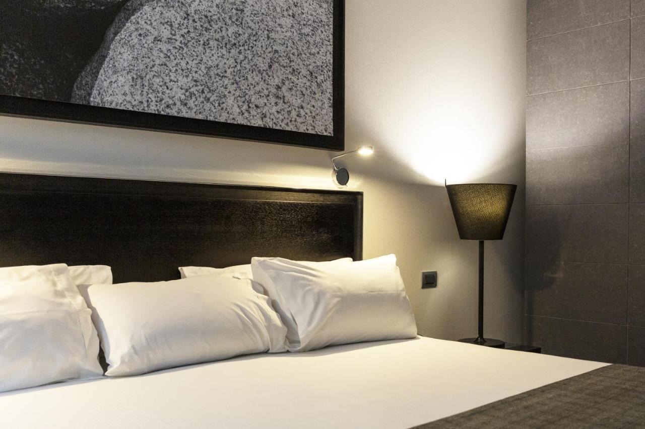 Wyndham Santiago Pettra Hotel Bagian luar foto A bed with pillows
