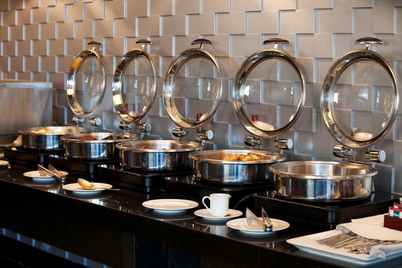 Wyndham Santiago Pettra Hotel Bagian luar foto A row of chafing dishes