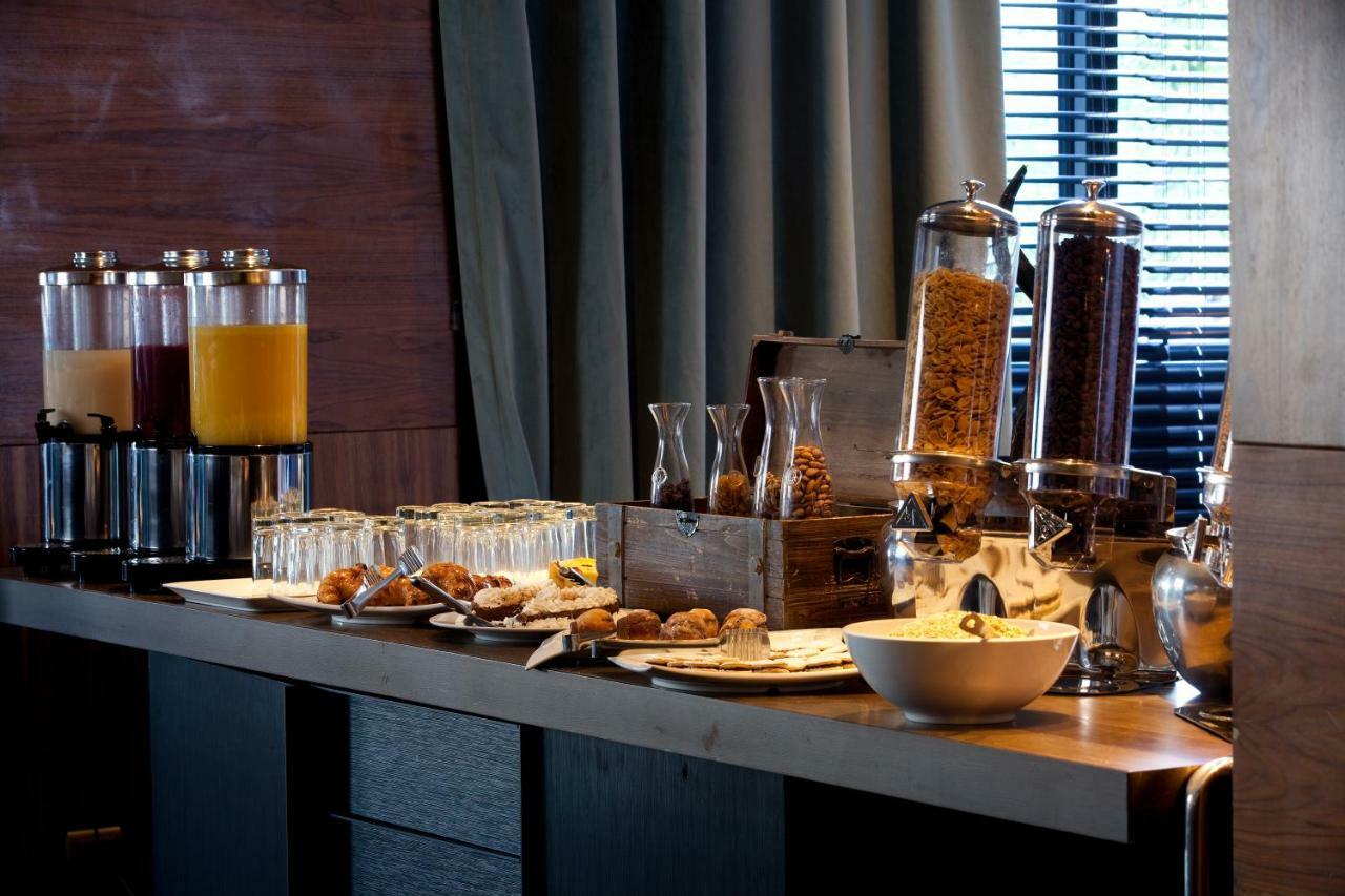 Wyndham Santiago Pettra Hotel Bagian luar foto A breakfast buffet